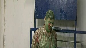 ollie_gets_dunked_in_hayleys_h_3.jpg